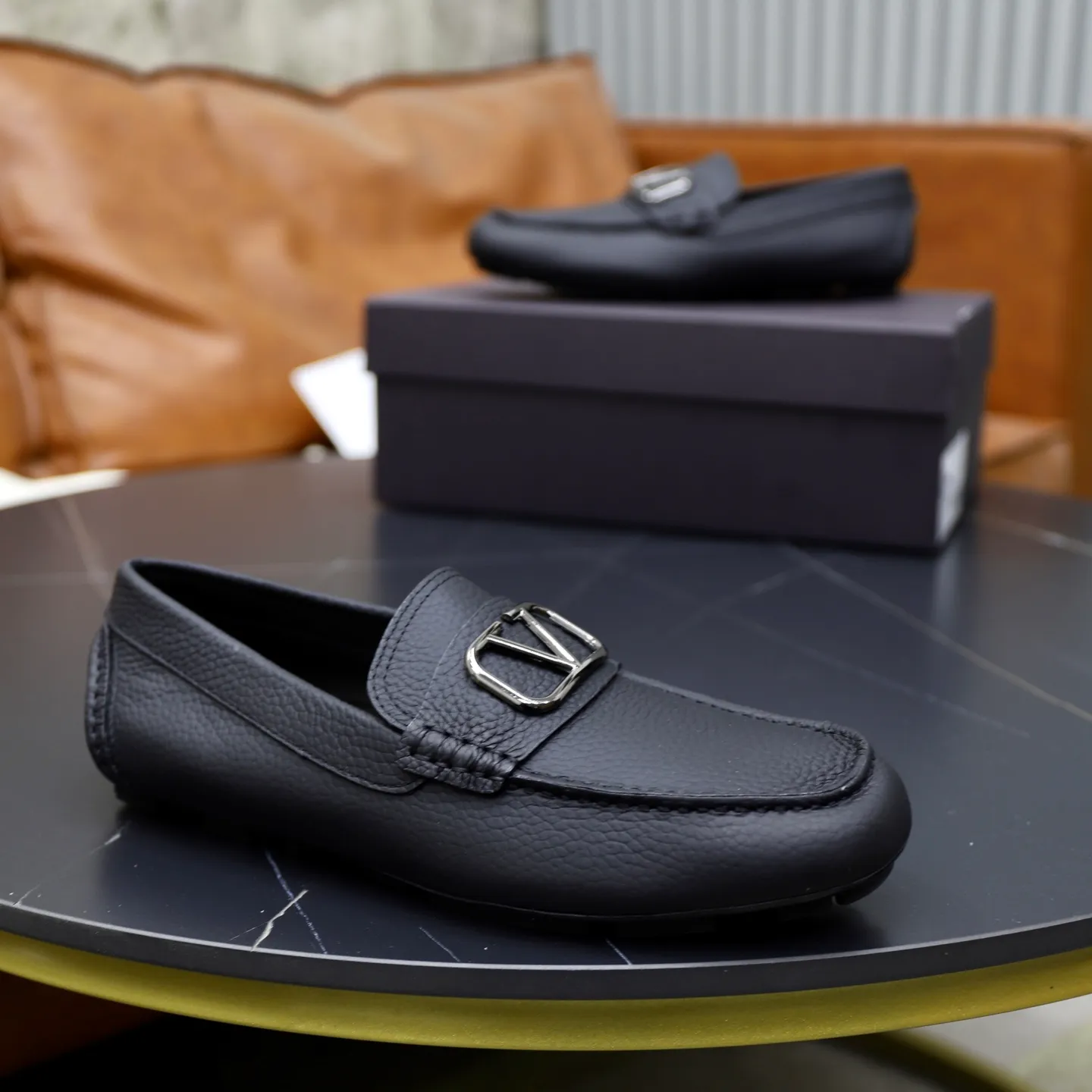 Men's shoes: 640💰VALENTINO, made of imported cowhide with imported water-dyed cow lining, iconic hardware and iconic wear-resistant outsole. 38-45 (customized at 45) VALENTINO packaging All orders enjoy the brand’s iconic product packaging